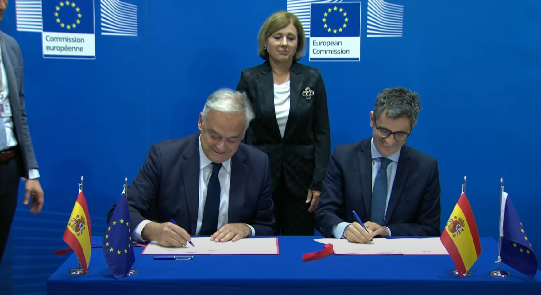 La firma del acuerdo entre PP y PSOE sobre la renovación del Poder Judicial, con la comisaria de la UE al fondo.