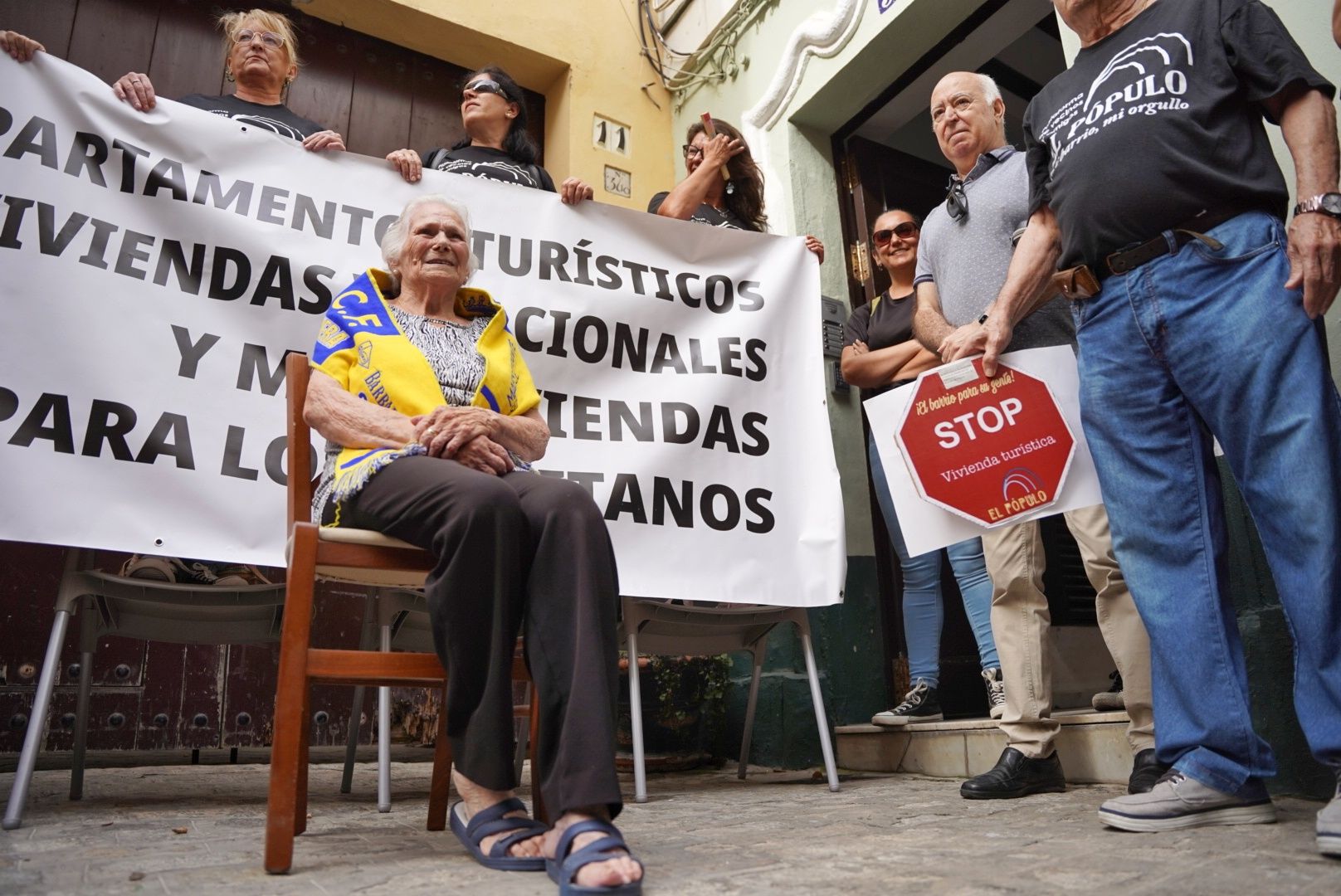 María Muñoz, la vecina de Cádiz que estuvo a punto de ser desahuciada, durante la concentración en el Pópulo el pasado mes de junio.
