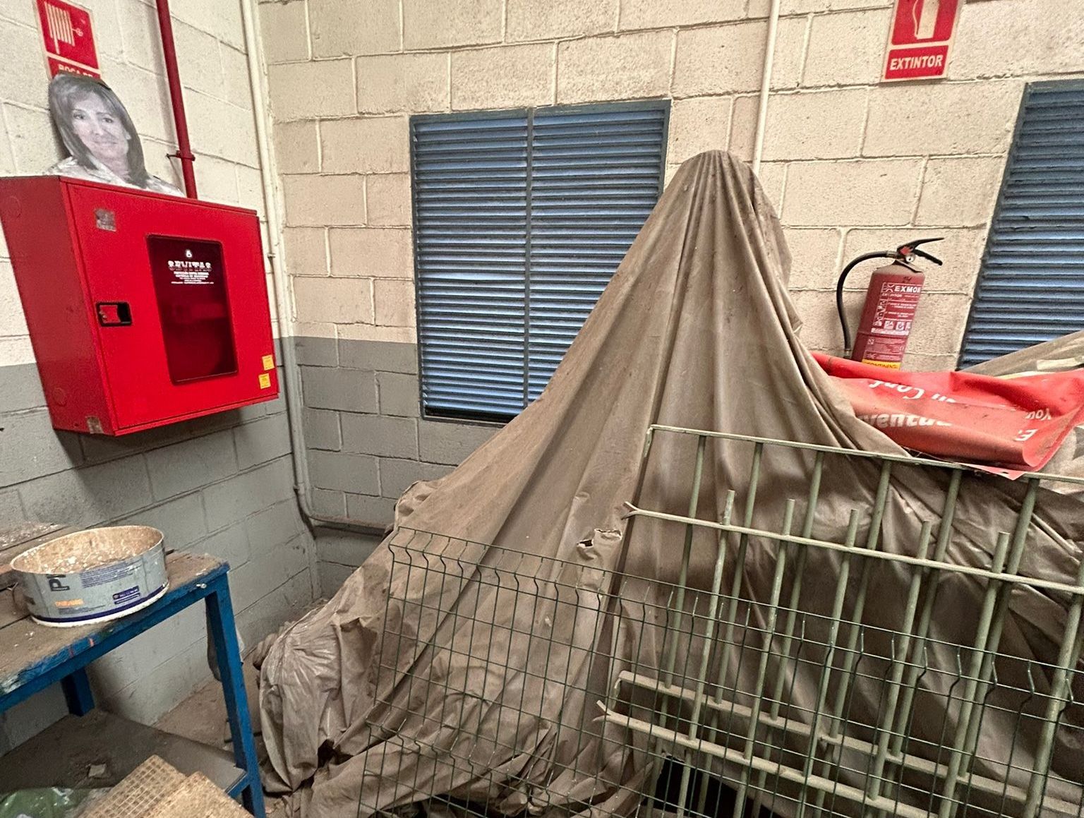 La Inmaculada, debajo de una sábana en un almacén municipal.