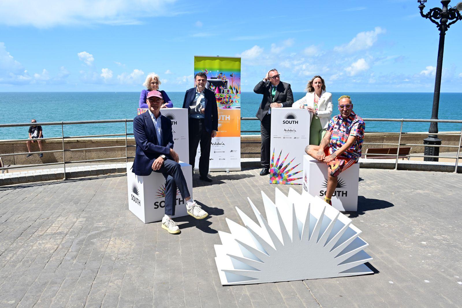 Presentación del cartel del festival de series South, organizado por Womack, la empresa que anuncia el complejo portuario.