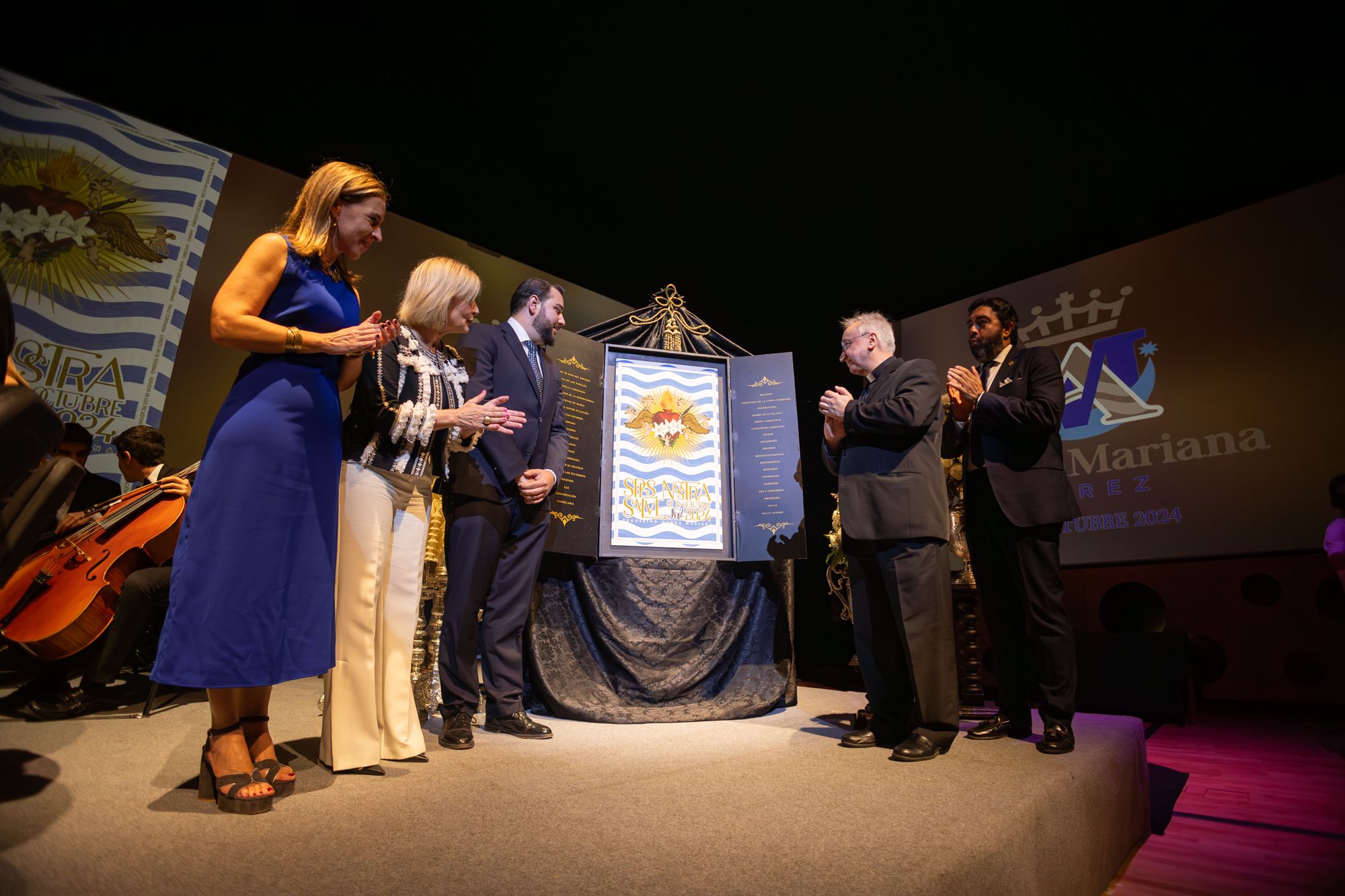 CARTEL MAGNA La Magna de Jerez, doce horas de procesiones. Momento en el que se descubrió el cartel.MARIANA 1