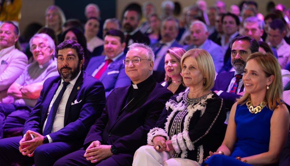 La primera fila del acto con las autoridades. 