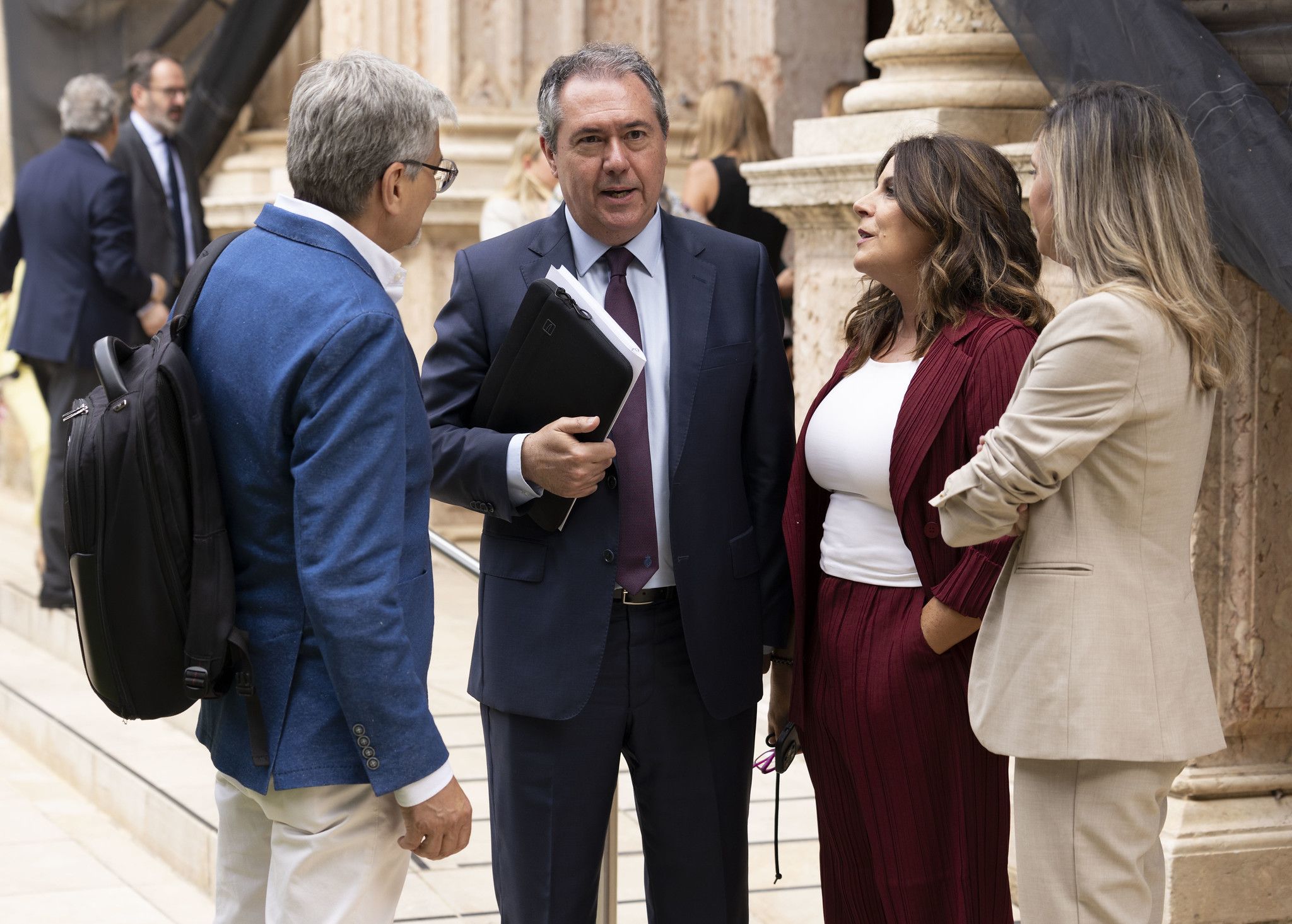 Juan Espadas, secretario general del PSOE de Andalucía, junto a su equipo de trabajo en el Parlamento. Juan Espadas, secretario general del PSOE de Andalucía, junto a su equipo de trabajo en el Parlamento.