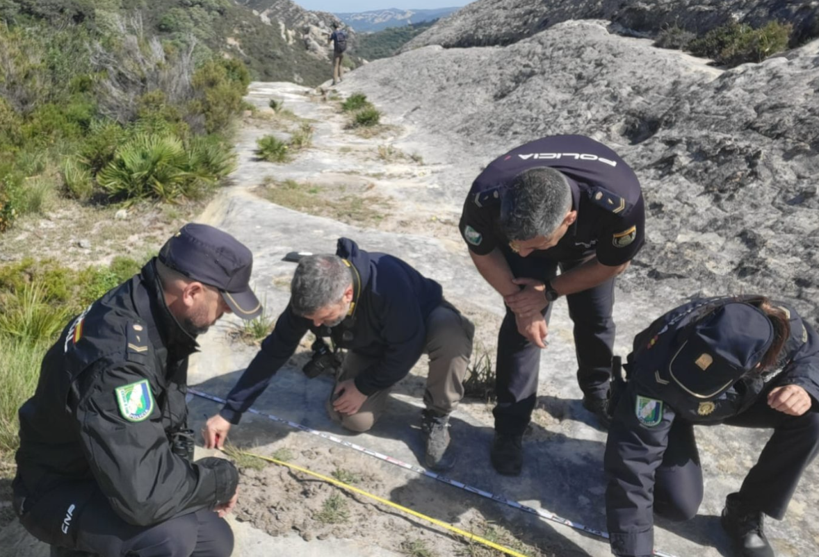 Agentes de la Policía Adscrita, con un arqueólogo ante una de las tumbas halladas en Alcalá de los Gazules. Agentes de la Policía Adscrita, con un arqueólogo ante una de las tumbas halladas en Alcalá de los Gazules.