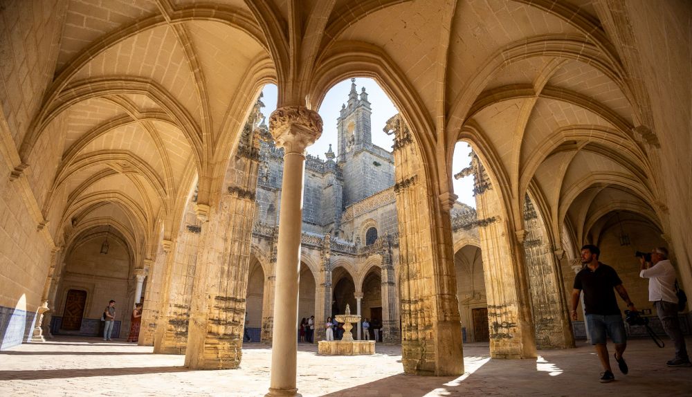 Imagen del interior del monasterio en el claustro y con la iglesia mayor al fondo. 