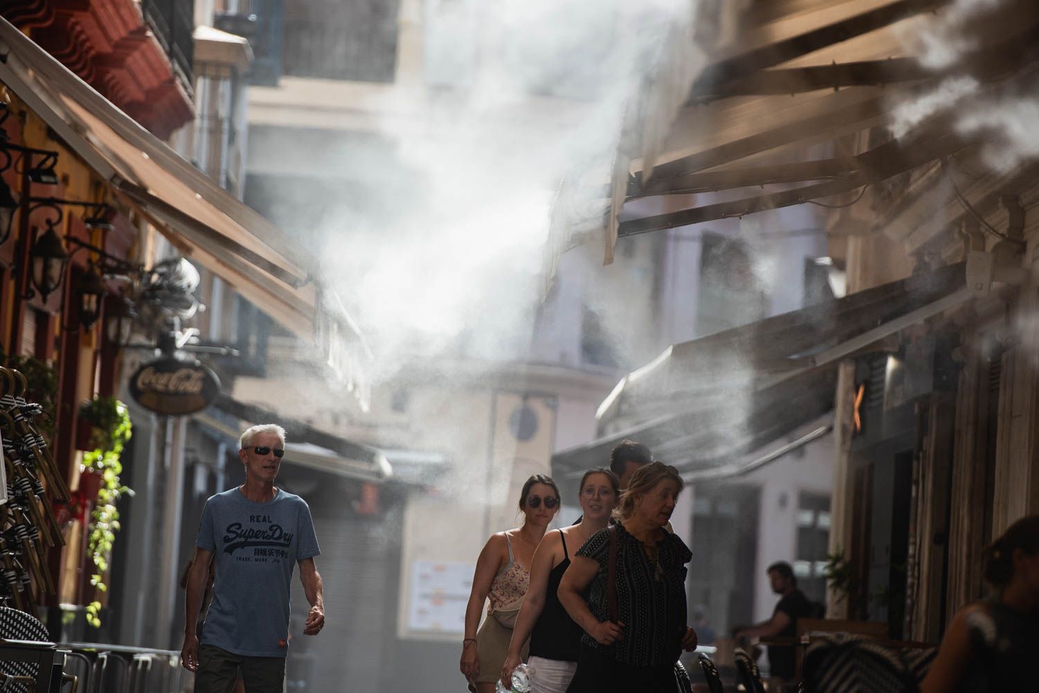 Varias personas pasean por Sevilla, una de las provincias en alerta, durante una ola de calor.