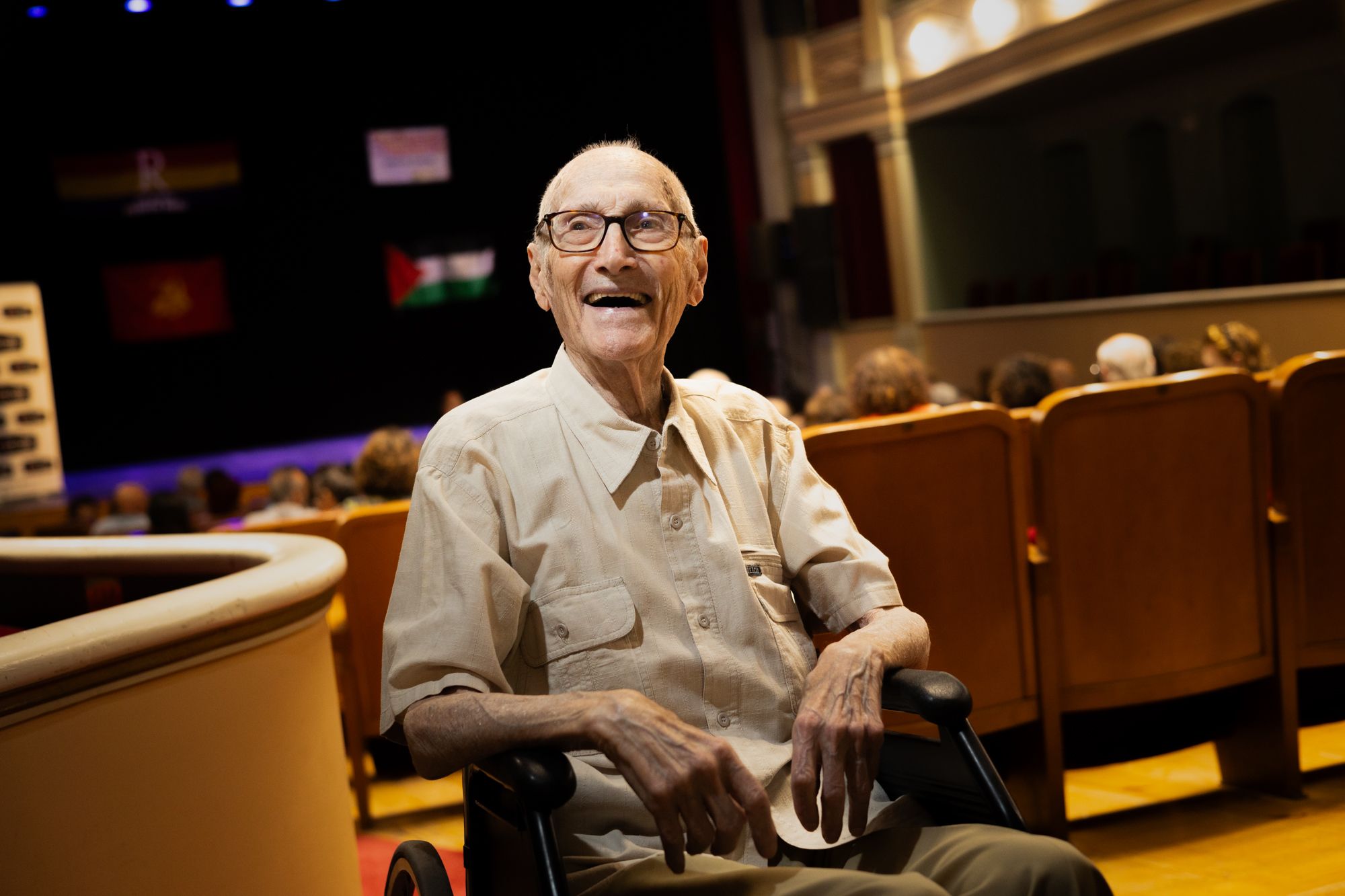 Andrés Vázquez de Sola posa en Puerto Real este pasado viernes. En el Teatro Principal fue presentado por Bruto Pomeroy y Luis Pastor, director del documental a su figura.