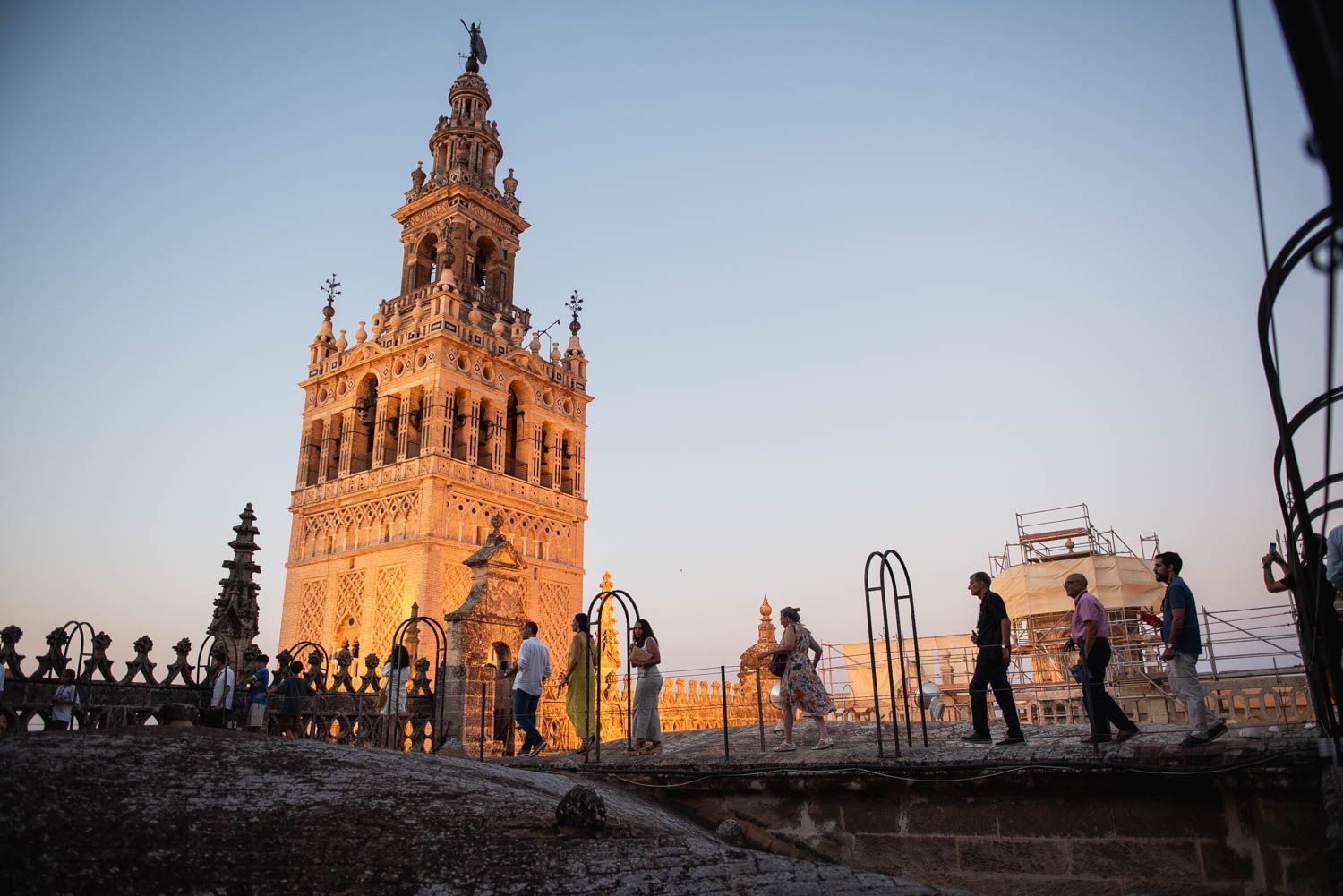 La Giralda, vista desde las cubiertas de la Catedral de Sevilla.