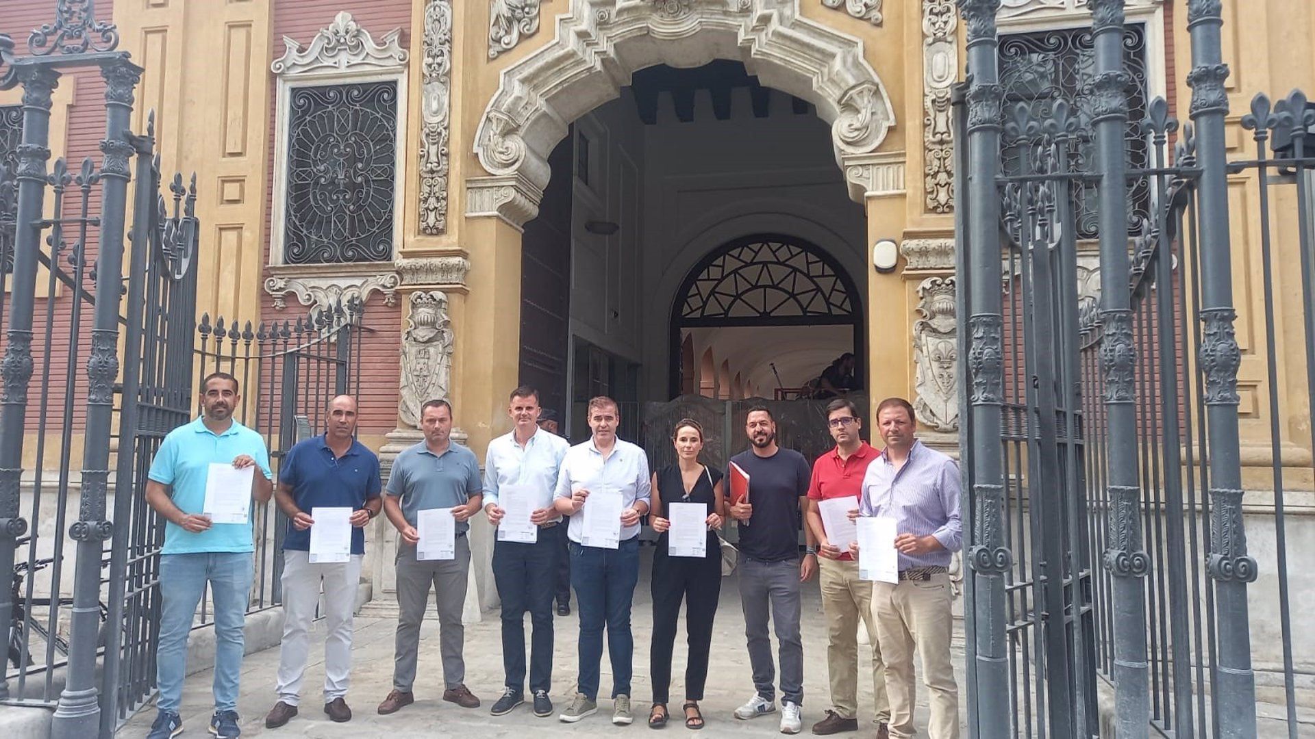Varios alcaldes de la Sierra Sur de Sevilla presentando un escrito el pasado verano.