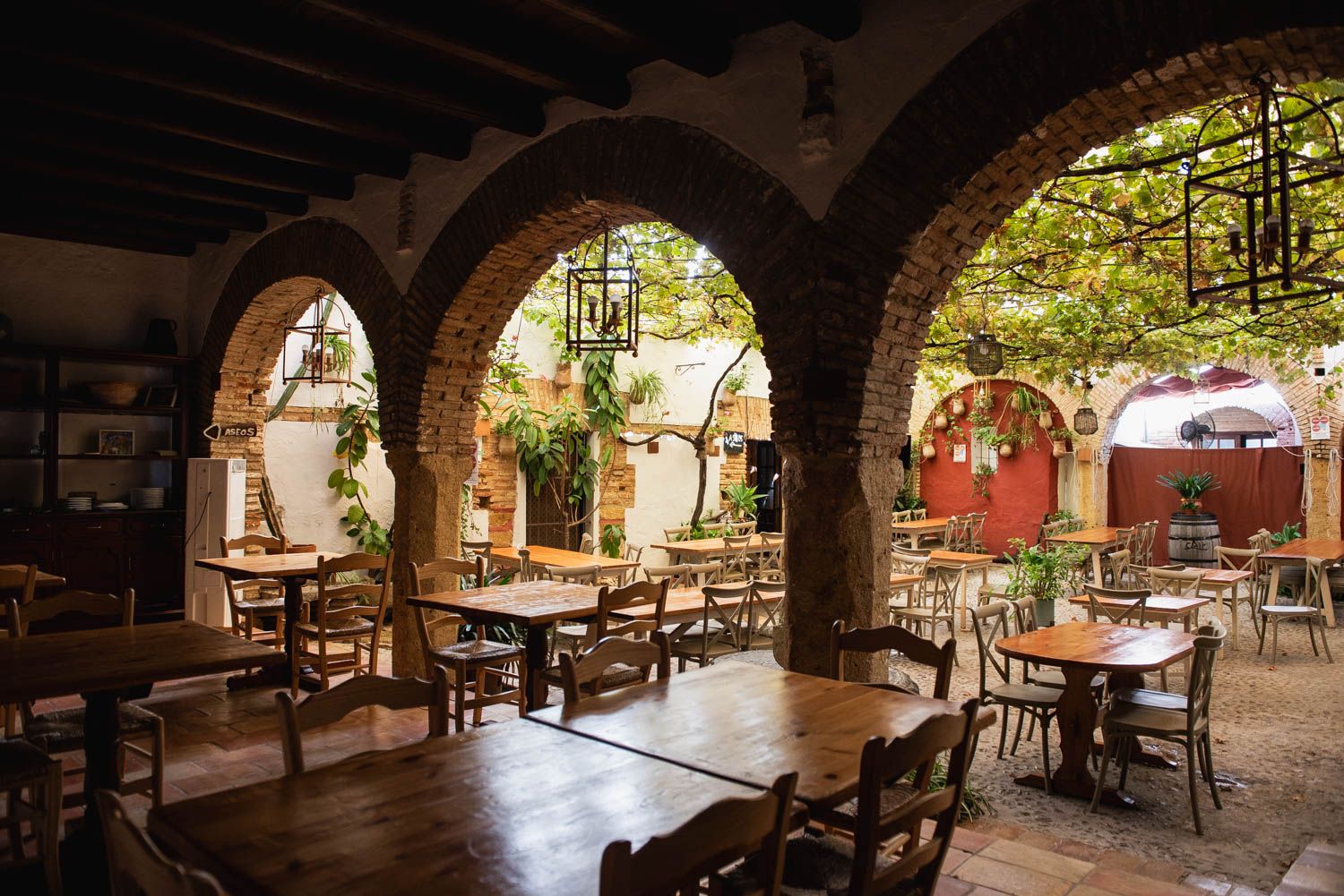 Uno de los patios del restaurante de Carmona.