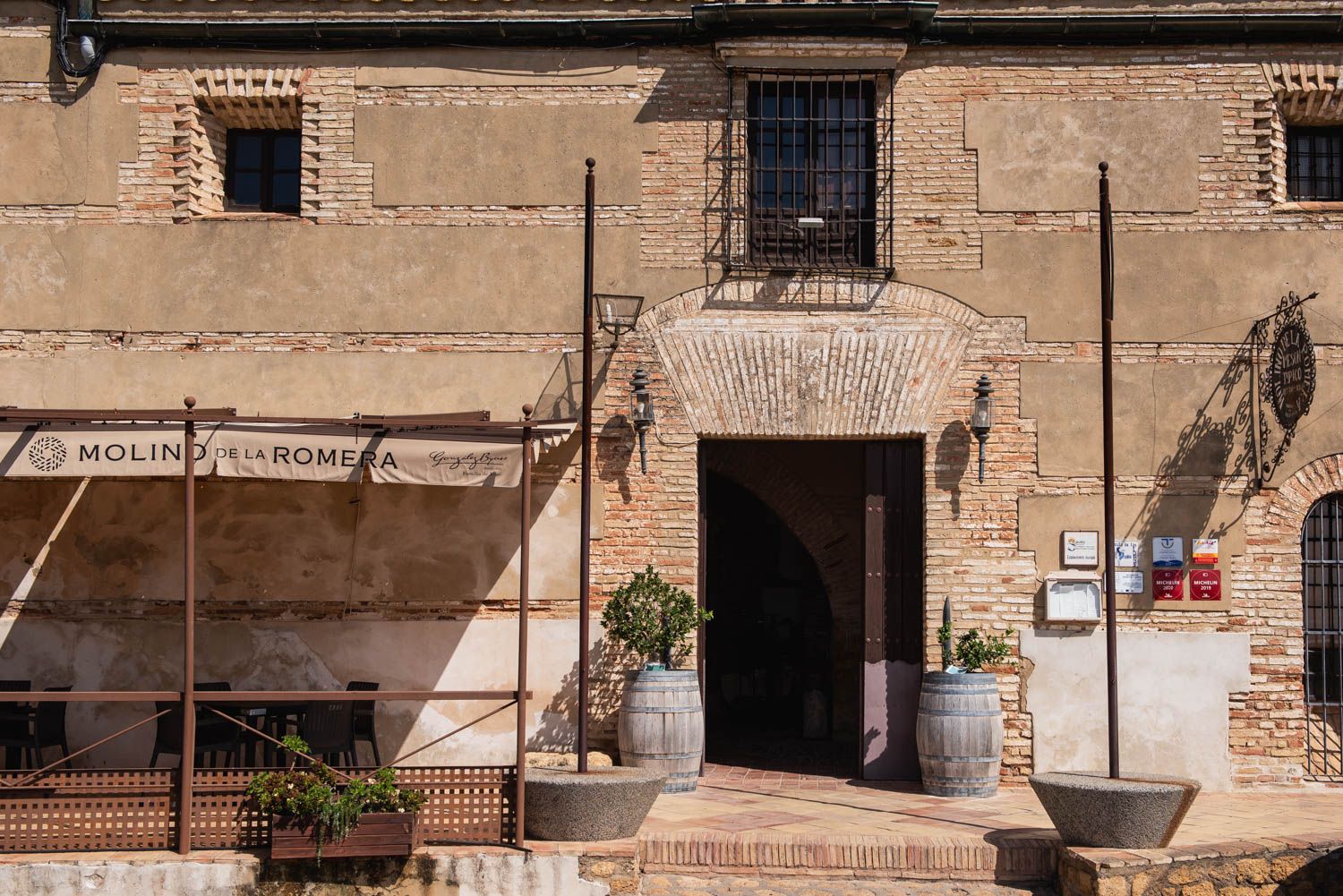 La entrada al restaurante, un punto de encuentro entre pasado y presente en Carmona.