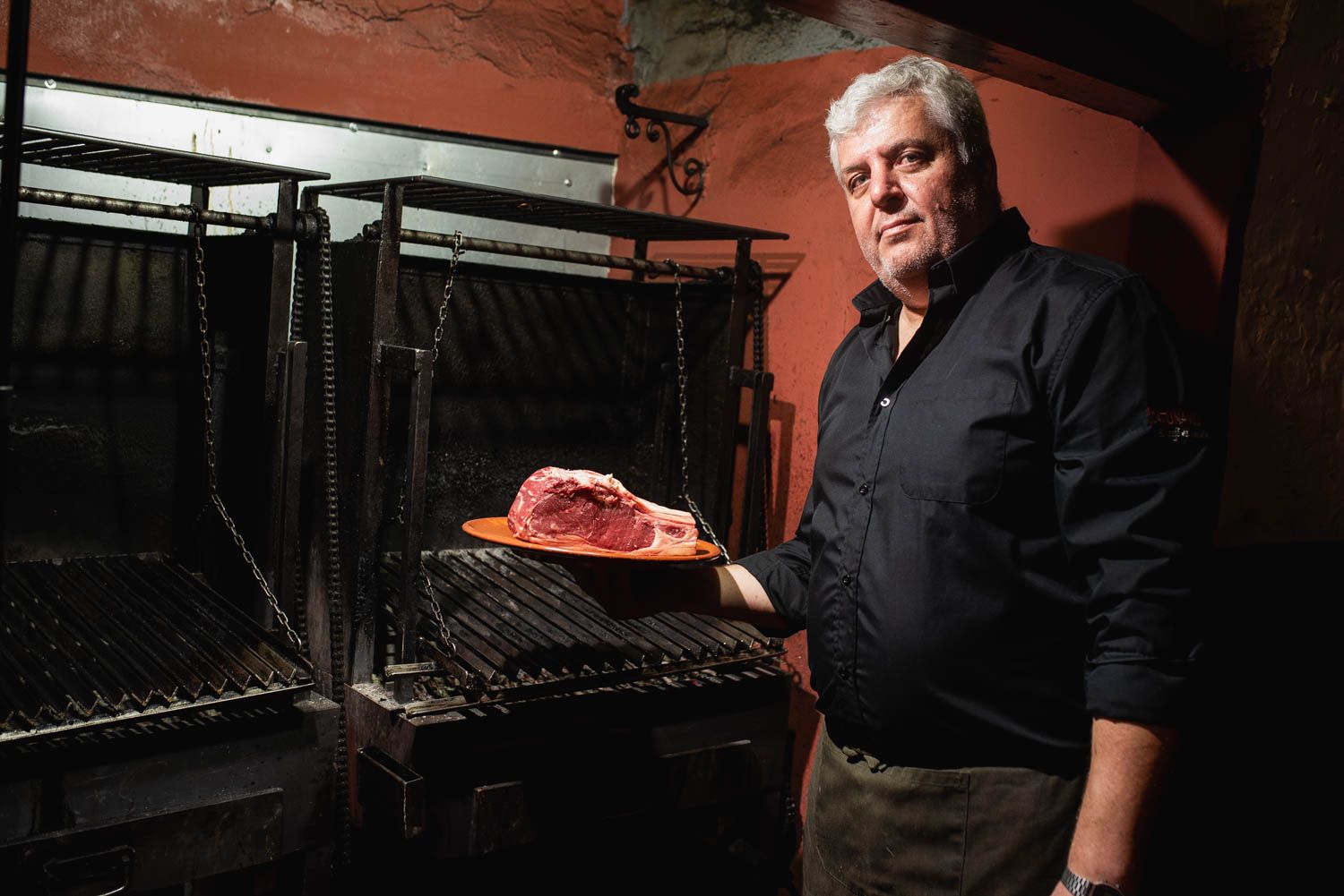 Luis Gavira sostiene un plato con una pieza de ternera rubia gallega.
