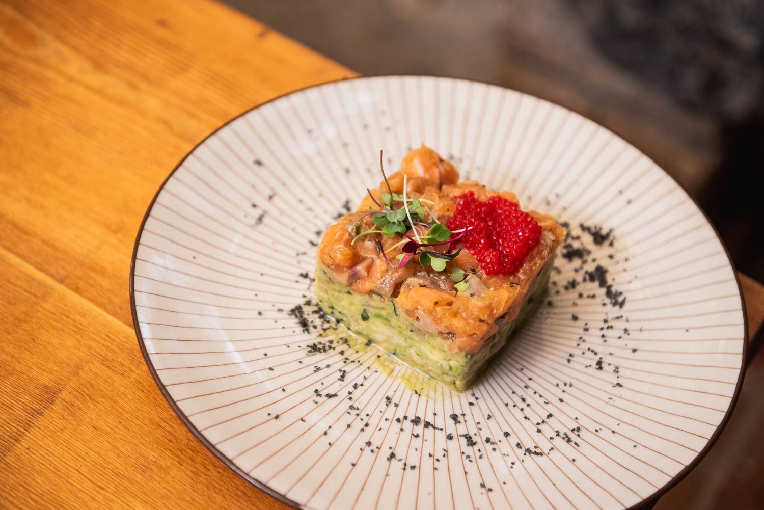 Tartar de salmón, aguacates y aceite de eneldo 