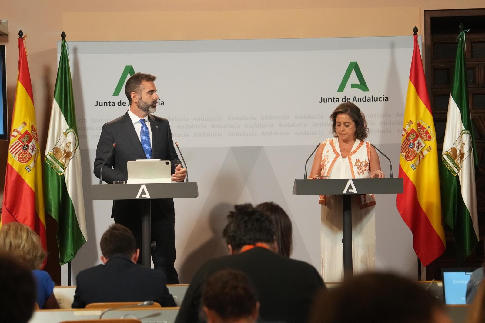 Ramón Fernández-Pacheco, portavoz de la Junta, y Catalina García, consejera de Salud.