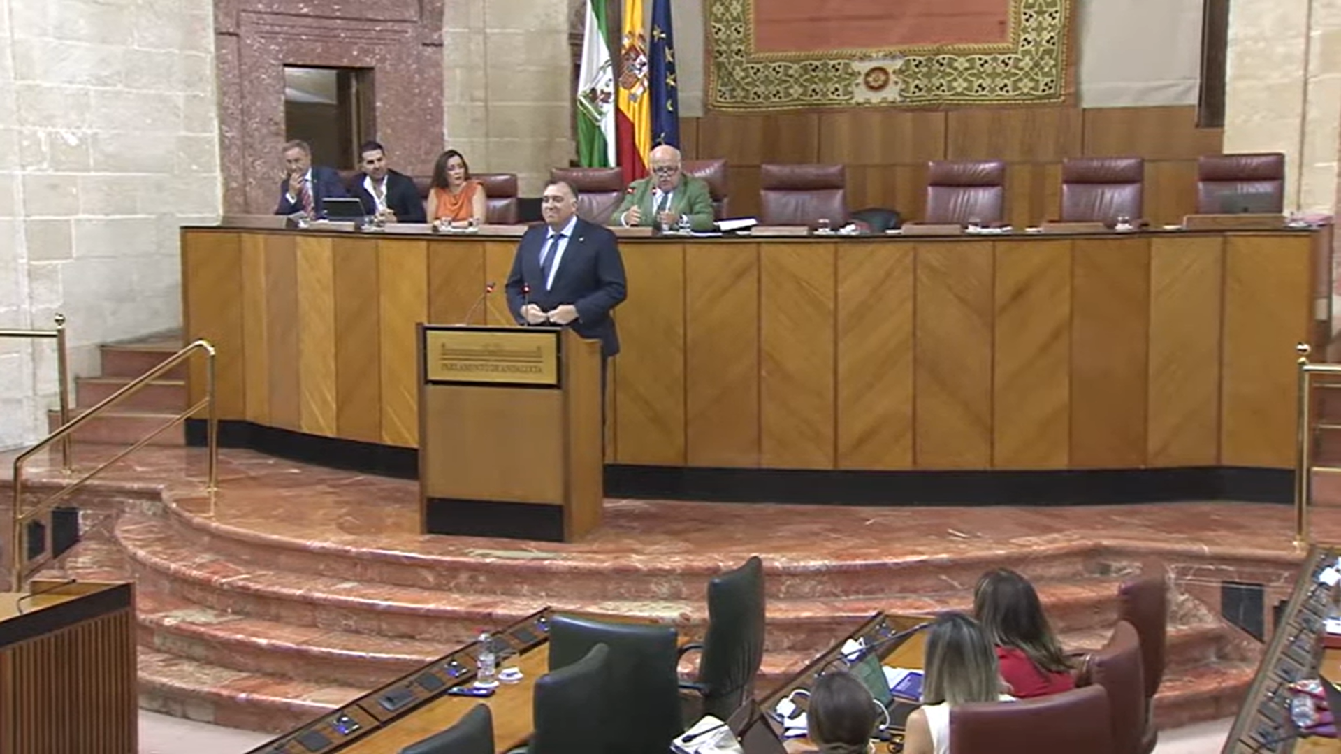 Arturo Bernal y la bancada socialista durante la bronca.