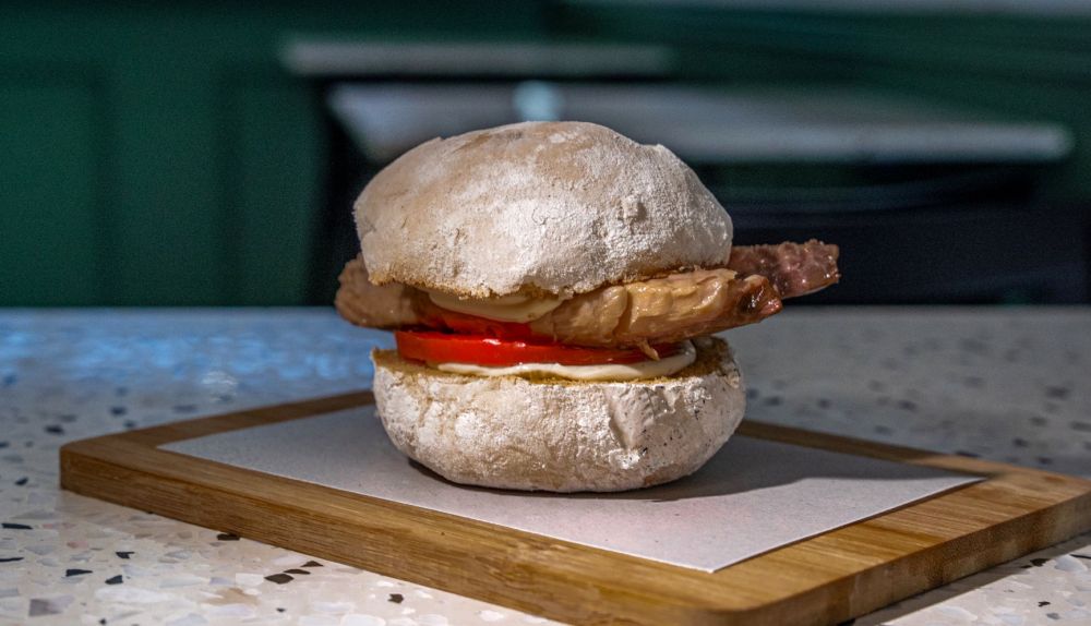El dobladillo de caballa, versión de la taberna Gorrión, con pan del horno El Molino.  REYNA
