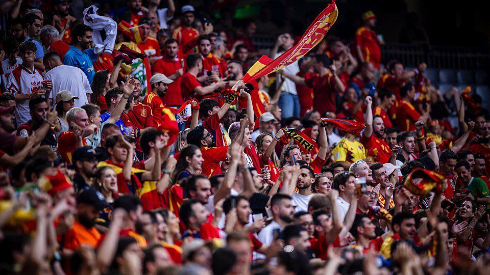 Habrá pantalla gigante en Sevilla: aficionados celebran la victoria de España ante Francia en las semifinales. Habrá pantalla gigante en Sevilla: aficionados celebran la victoria de España ante Francia en las semifinales.