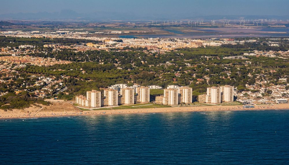 Playa del Buzo con el macizo de Grazalema al fondo