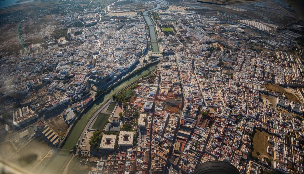 Imagen aérea de Chiclana con el río Iro cruzándola.
