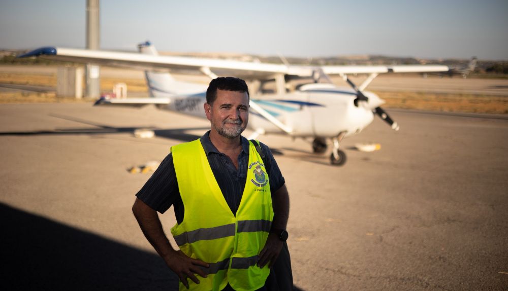 Jesús Puente con la avioneta al fondo