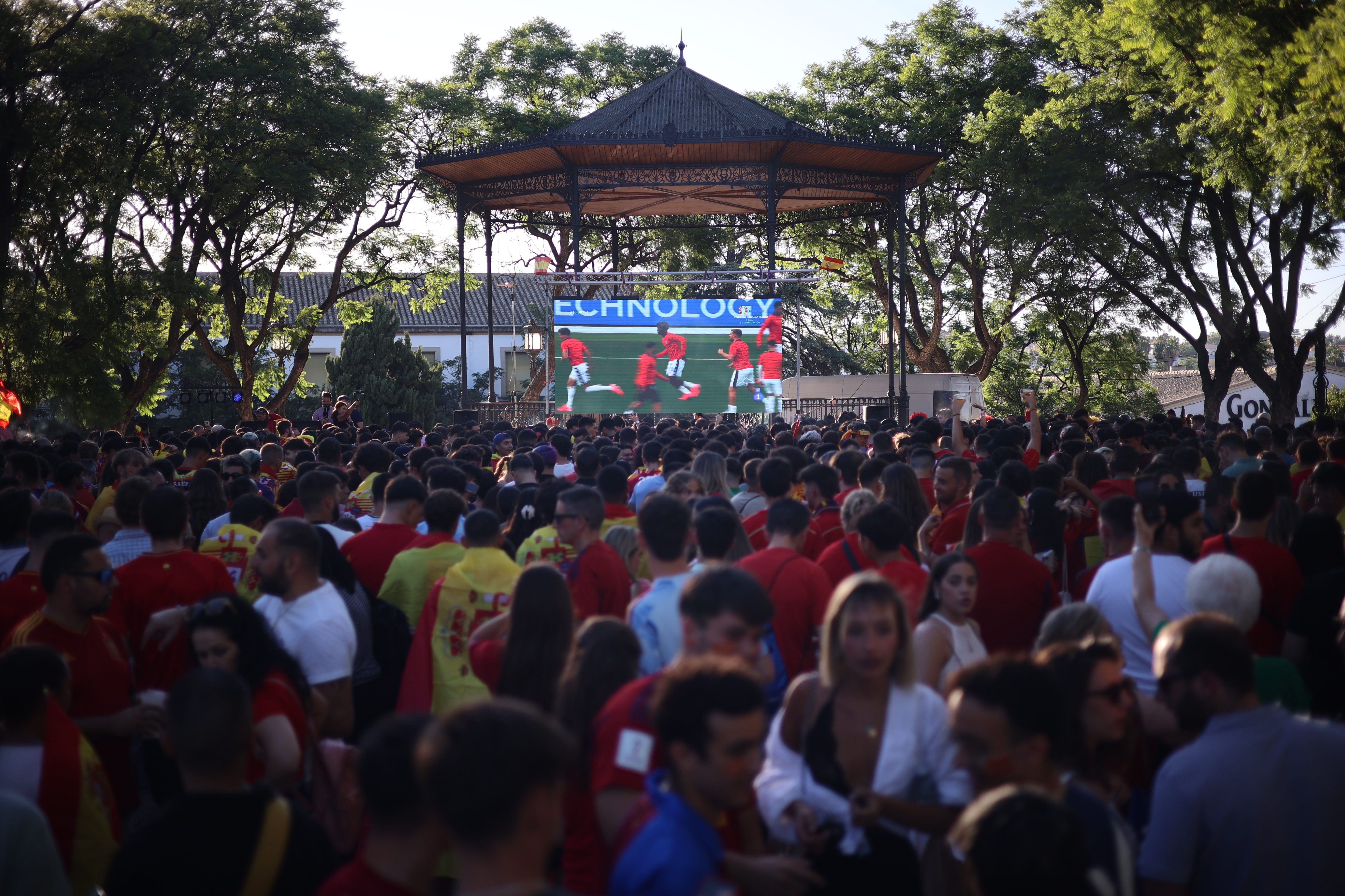 Fiesta en la Alameda Vieja de Jerez en la final de la Eurocopa.