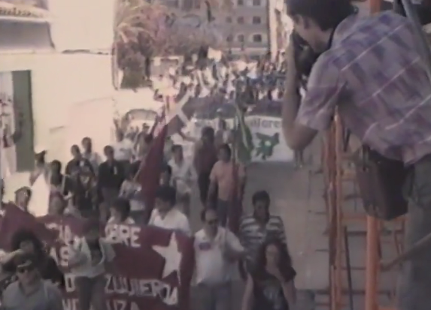 Un fotoperiodista retrata la Marcha a Rota en un vídeo del archivo de Manuel Velasco Haro.
