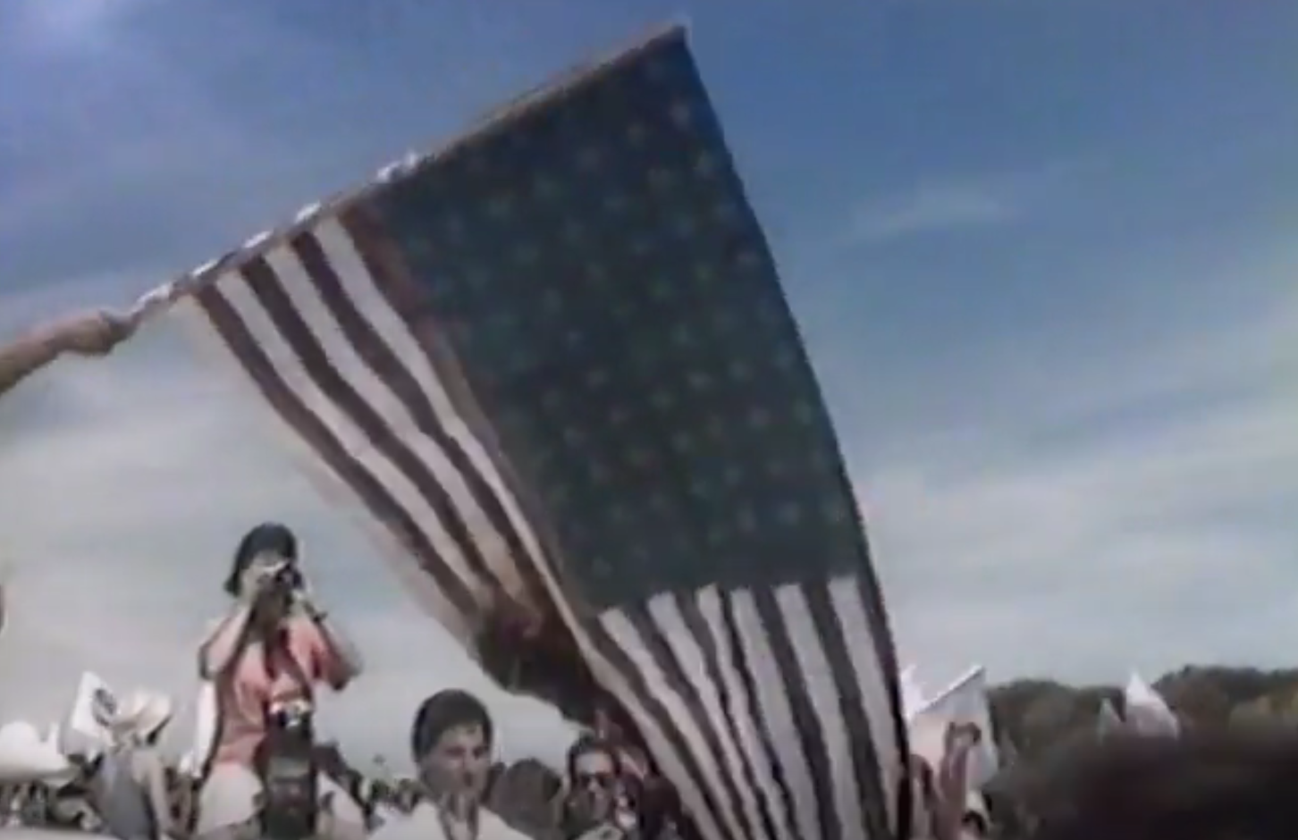 Manifestantes quemando una bandera de Estados Unidos en la Marcha a Rota de 1988.