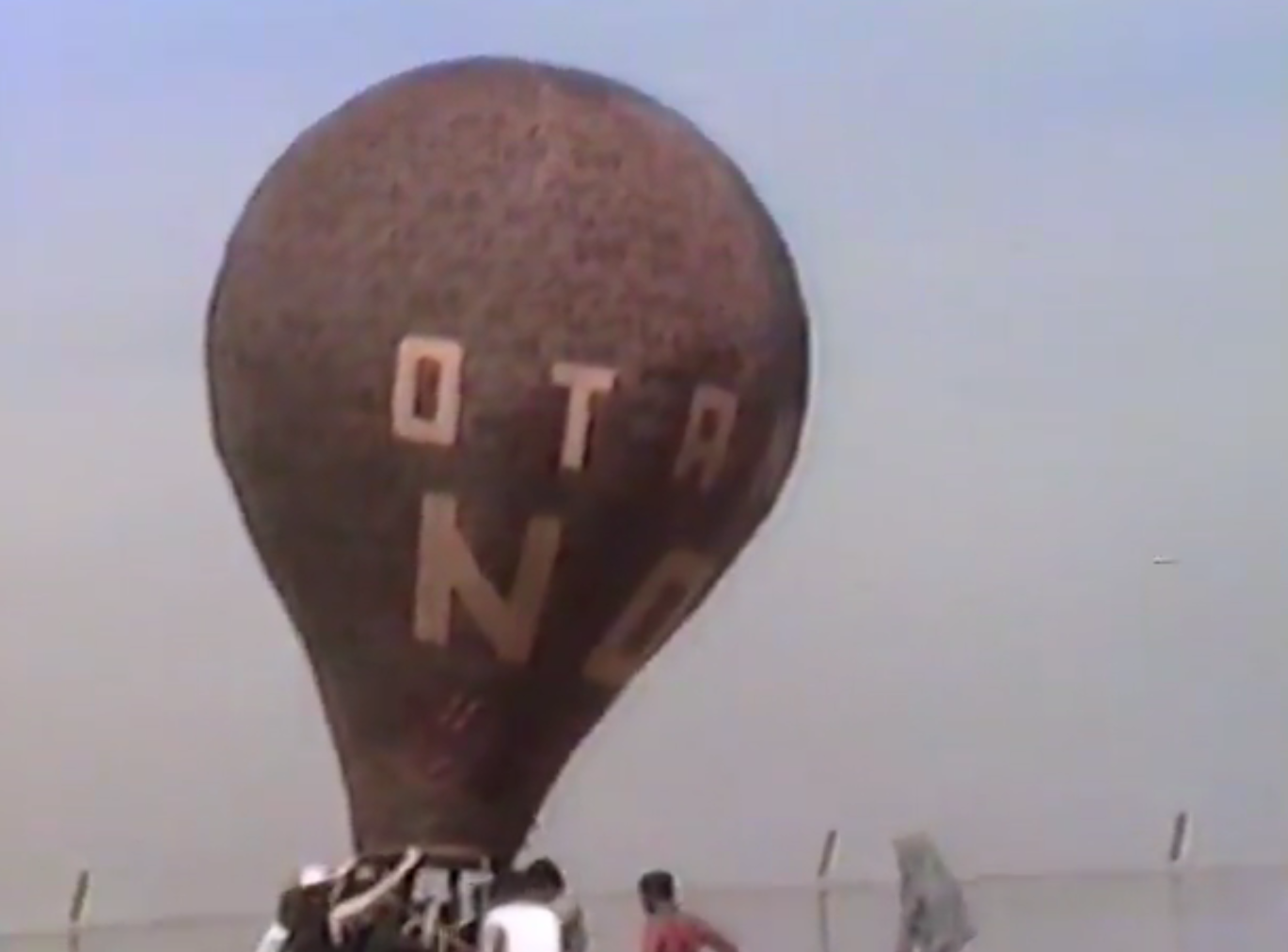 Un globo con 'OTAN NO' en la IV Marcha a Rota.