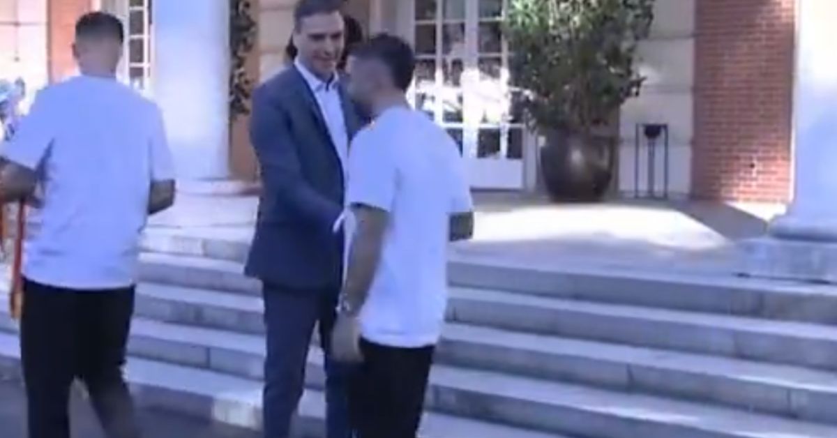 El saludo entre Dani Carvajal y Pedro Sánchez. El saludo entre Dani Carvajal y Pedro Sánchez.