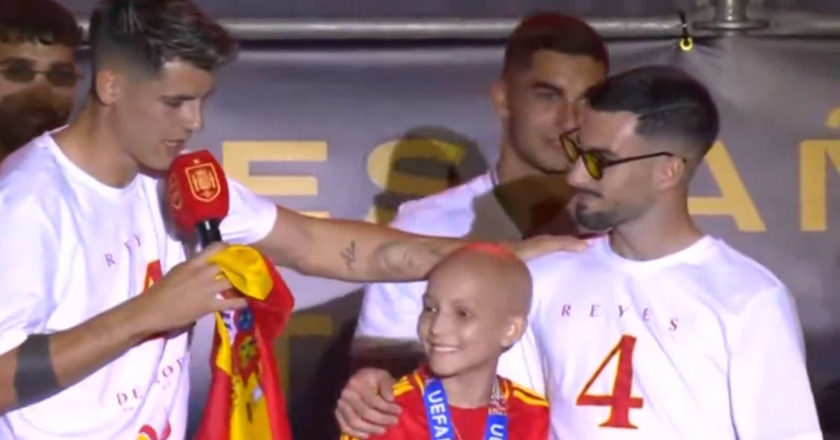 Álvaro Morata junto a María, la 'princesa futbolera guerrera'.