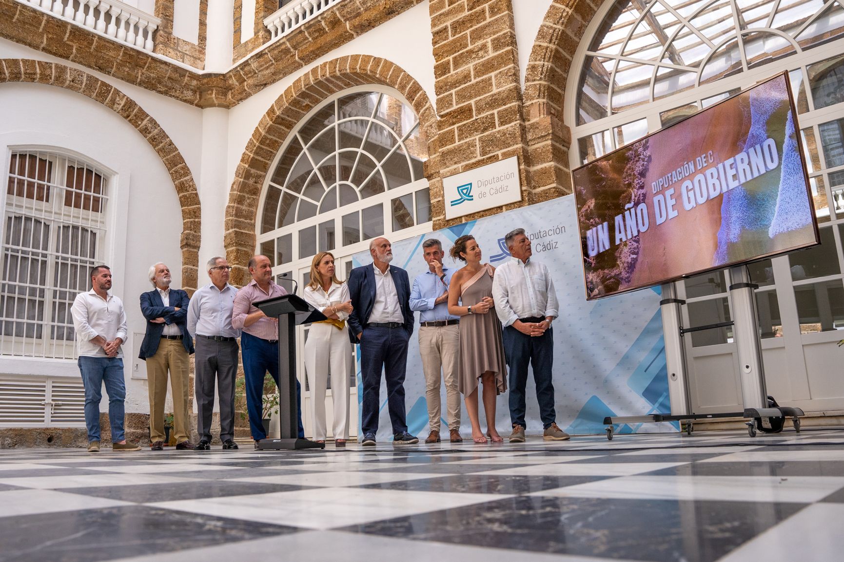 Almudena Martínez, presidenta de Diputación, con su gobierno, durante el balance del primer año de mandato.