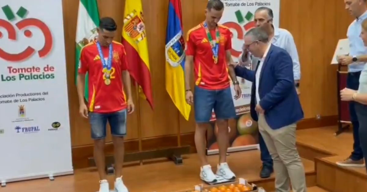Jesús Navas y Fabián, pasando por la báscula, para recibir su peso en tomates.