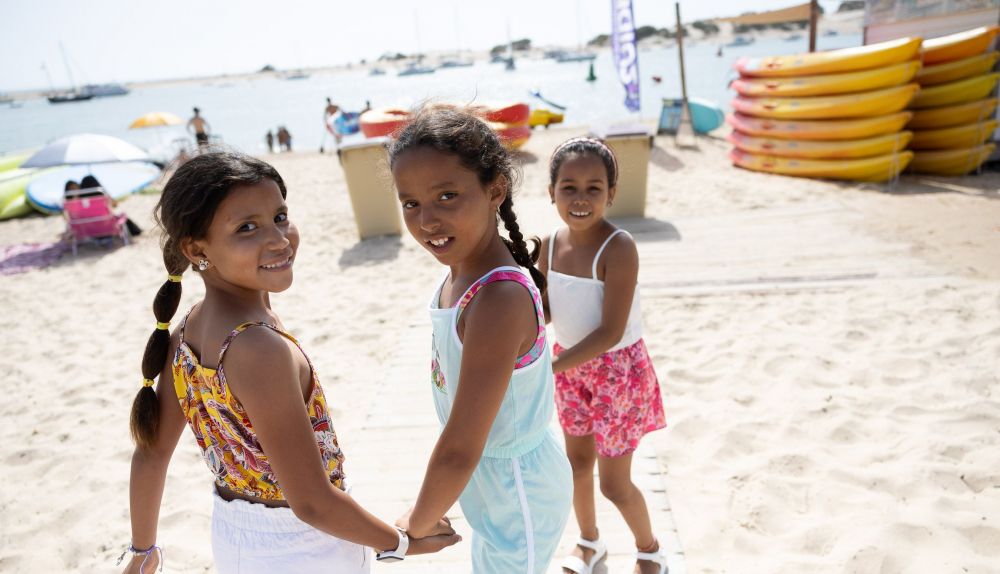 Fatu, Taufa y Mariam, en la playa.