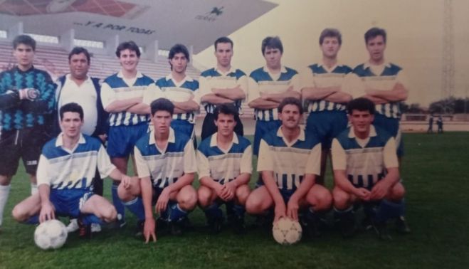 Primero por la izquierda de los agachados, en su etapa como jugador.