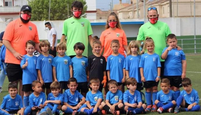 Mangüe, a la derecha, en la vuelta al fútbol tras la pandemia.