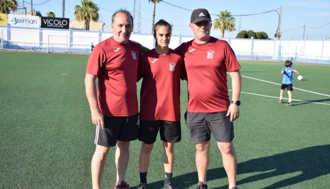 Mangüe, Nerea y Lolo llevan las riendas de la escuela de fútbol del CD Guadalcacín.