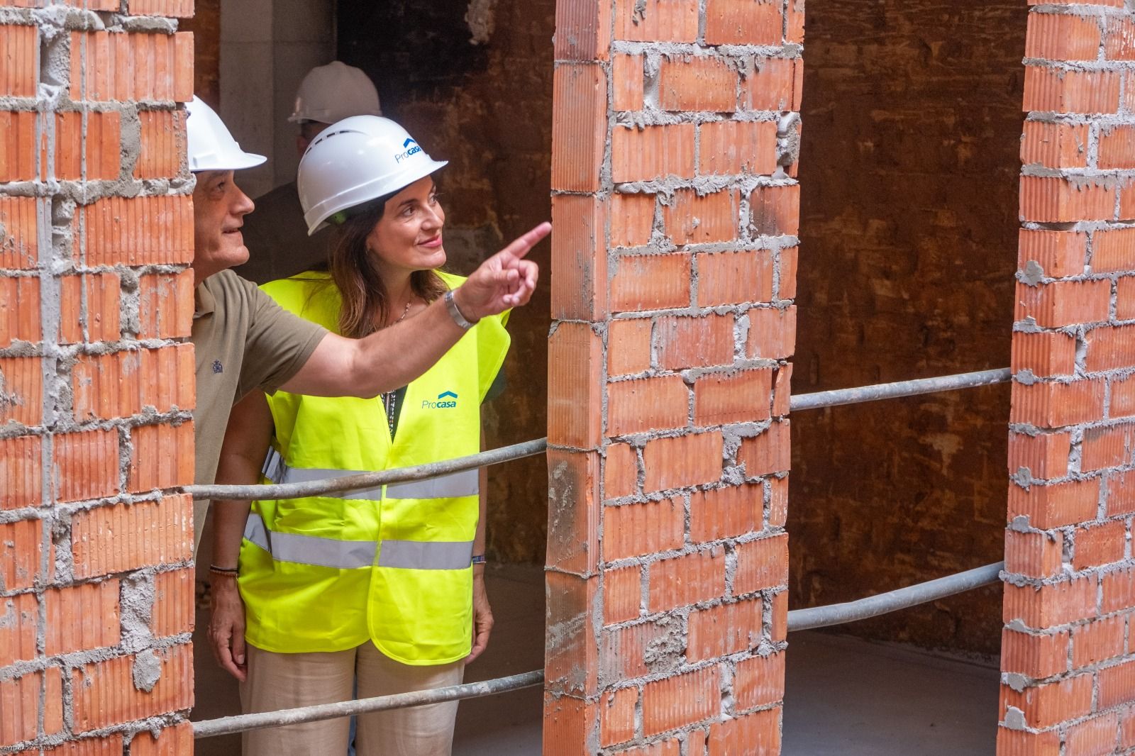 Ana Sanjuán en la visita a las obras.