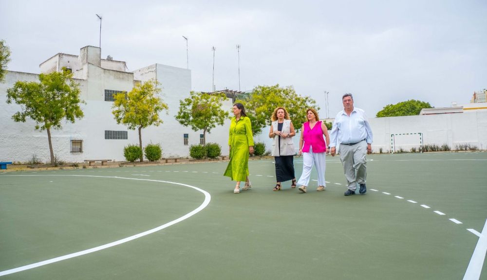 Patricia Cavada supervisa los trabajos en las nuevas pistas deportivas en ocho colegios públicos de San Fernando.
