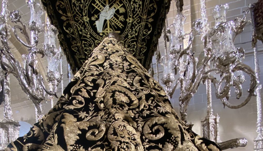 El manto de las Piedad, una de las piezas fundamentales, expuesto en la muestra de la Semana santa de 2021.