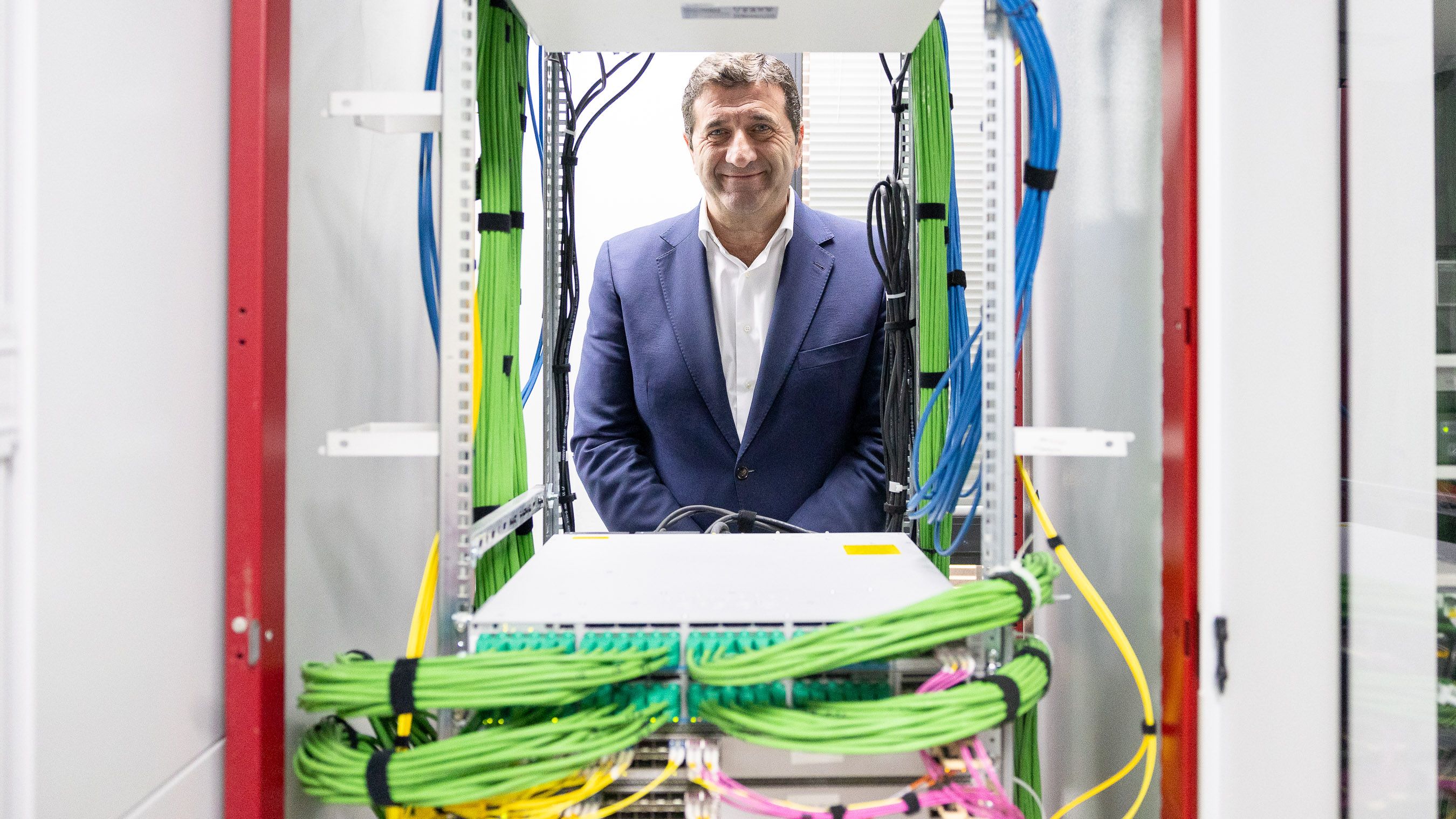 José Ignacio Martínez, delegado de Transformación Digital de Jerez, entre servidores municipales.