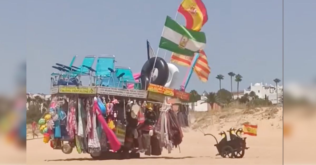 Miguel, con su puesto ambulante, en la playa de Zahara.