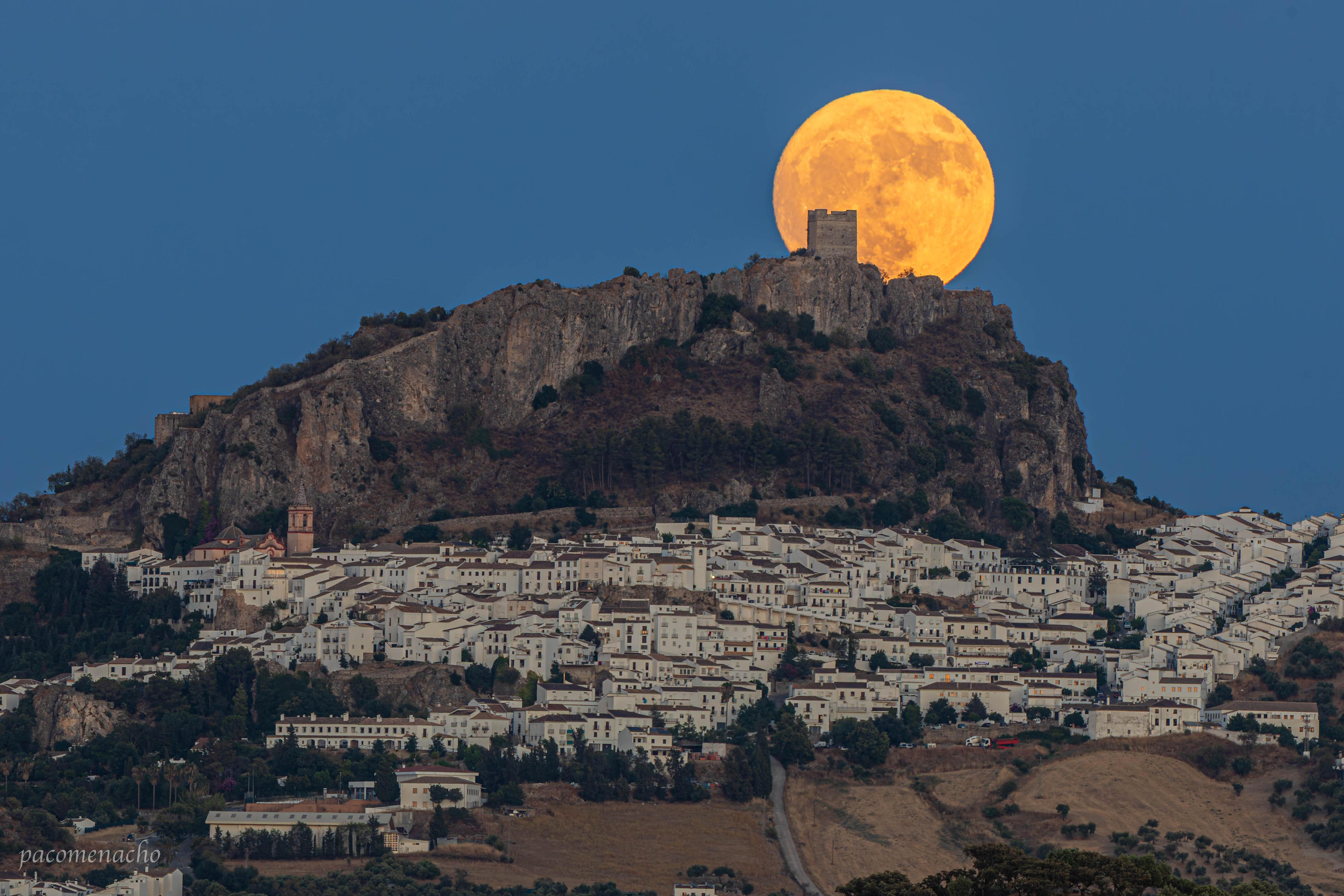 Zahara, retratada con la luna al fondo, en una imagen de Francisco Menacho.
