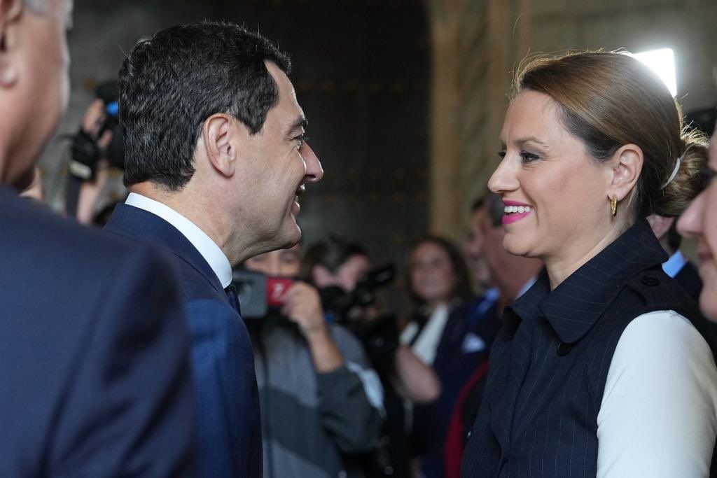 Minerva Salas, delegada en el Ayuntamiento de Sevilla, junto a Juanma Moreno.