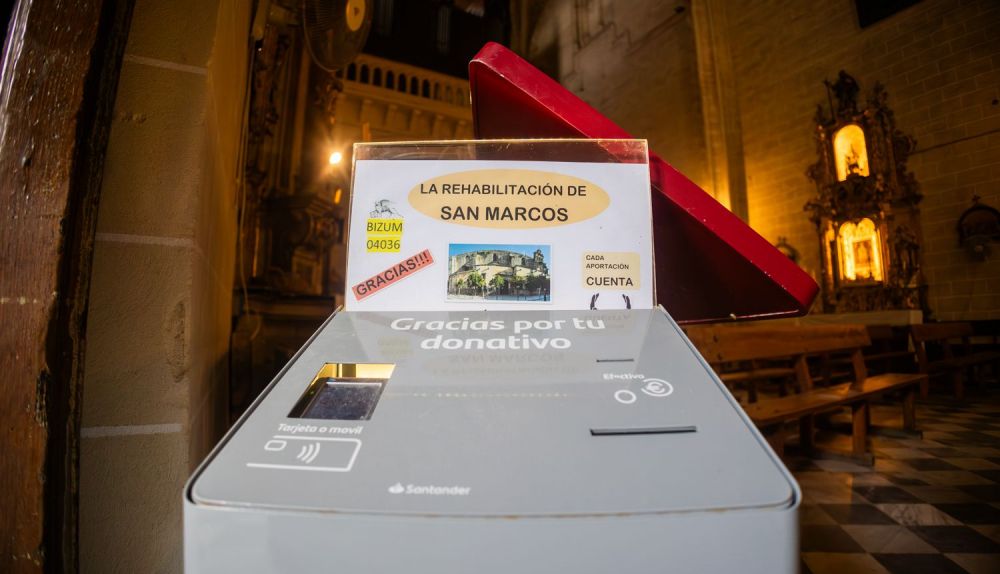 Este es el aparato para donativos digitales que se ubica en el acceso a la iglesia. 