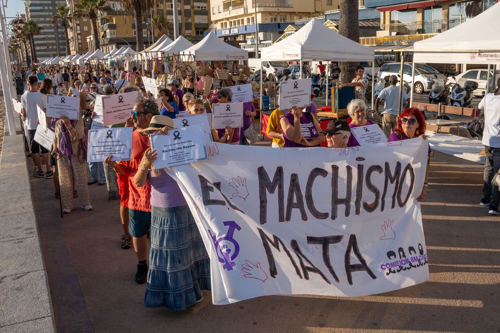 Marcha performance contra la violencia machista en Cádiz.