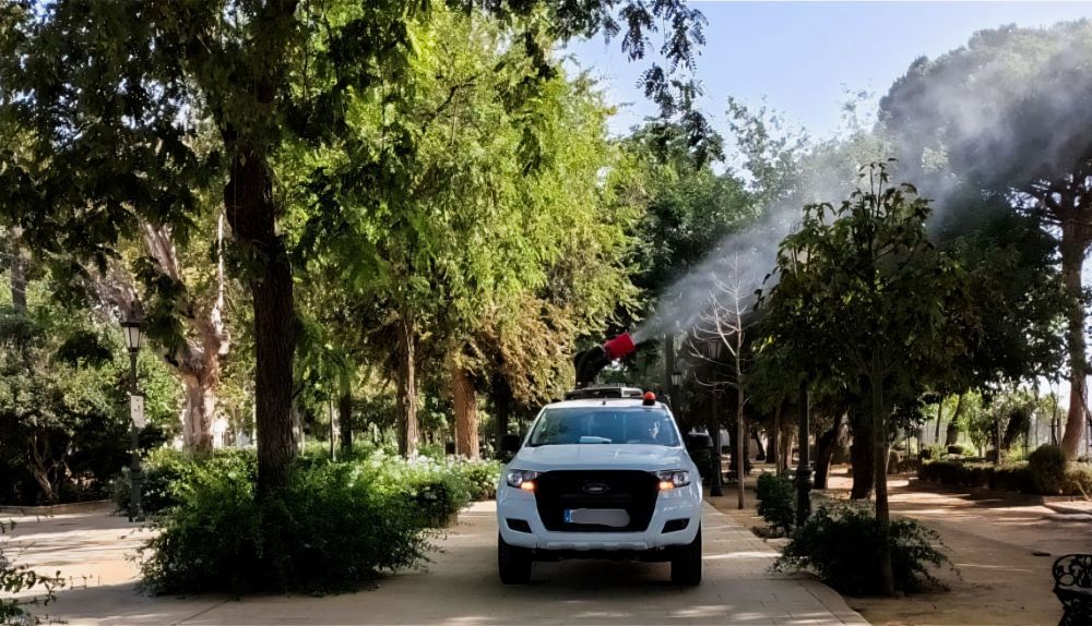 Labores de fumigación en Coria del Río, uno de los municipios afectados.