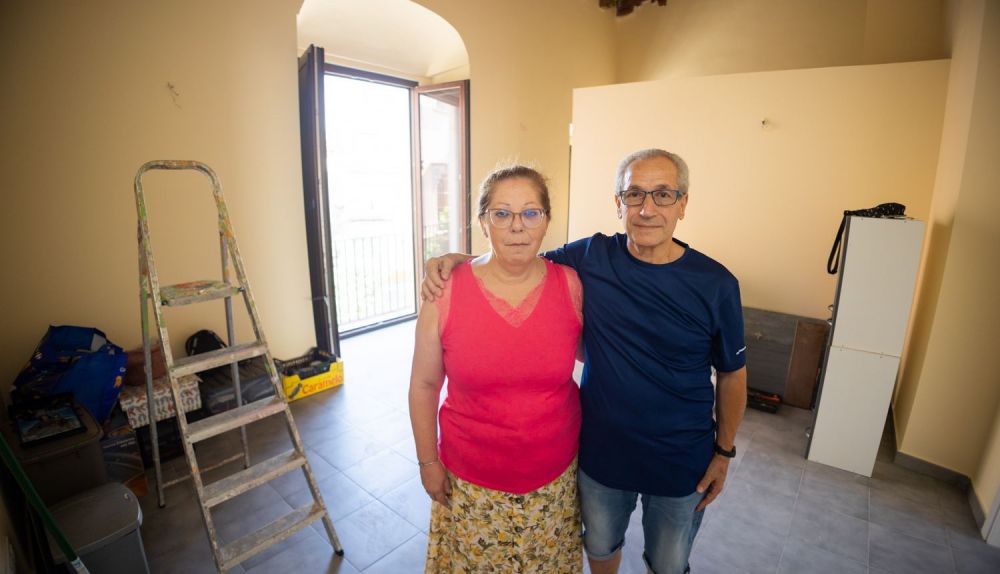 Ana Mari y Juan, en su casa de Ramón de Cala tras varios años de espera.