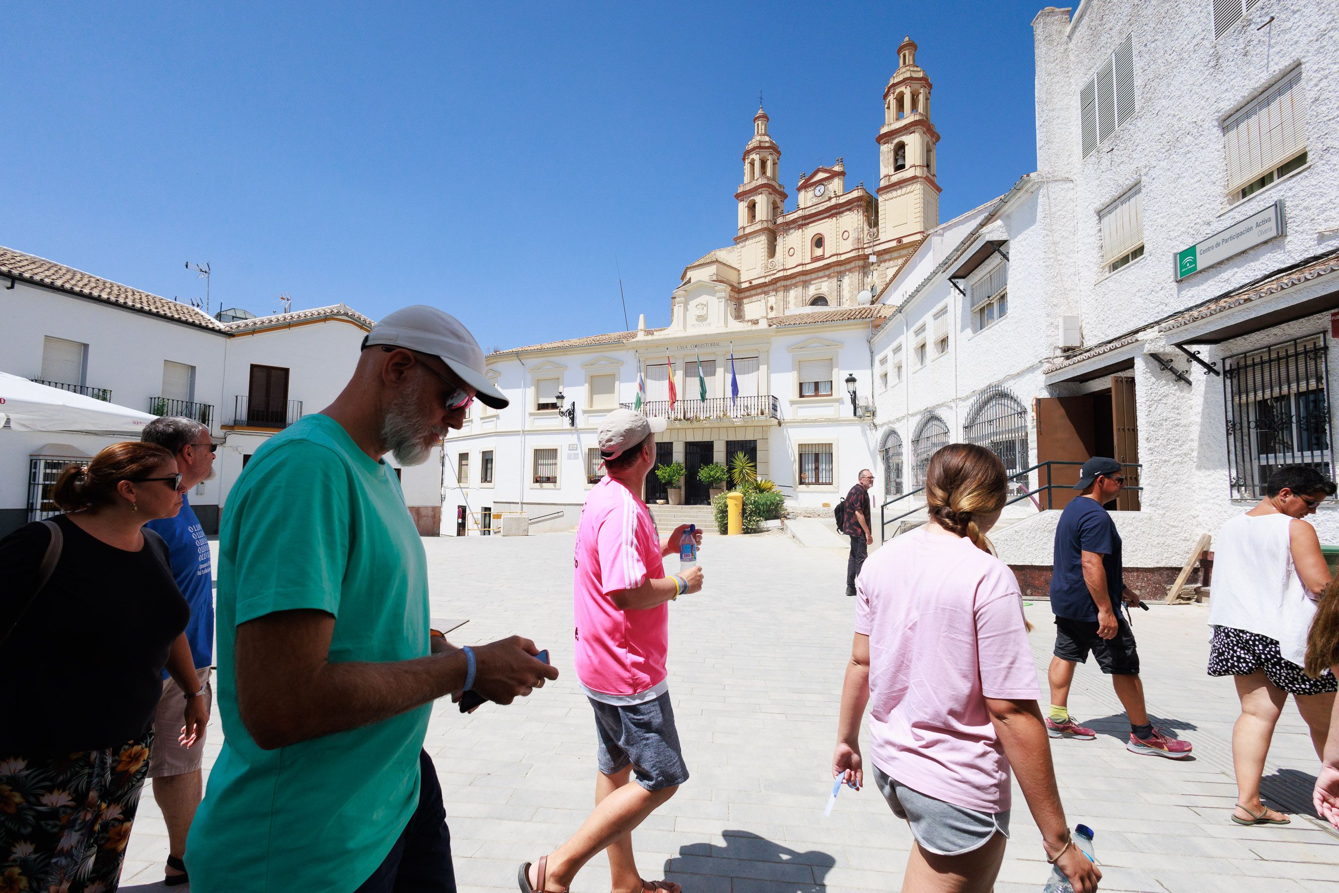 Un grupo de turistas, por la plaza del Ayuntamiento de Olvera en este mes de agosto. Un grupo de turistas, por la plaza del Ayuntamiento de Olvera en este mes de agosto.