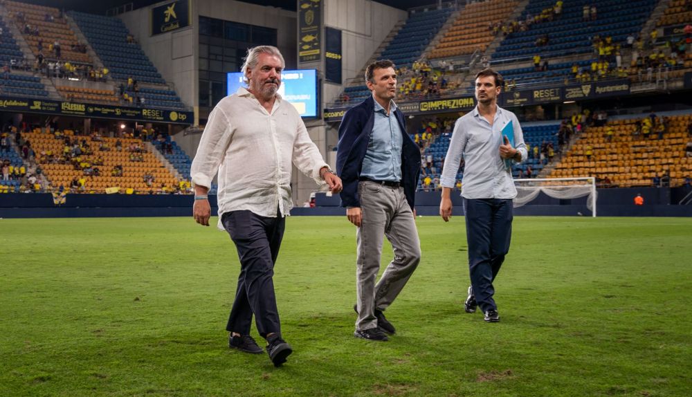 Manuel Vizcaíno, presidente del Cádiz CF, con el alcalde Bruno García, en el estadio Nuevo Mirandilla.