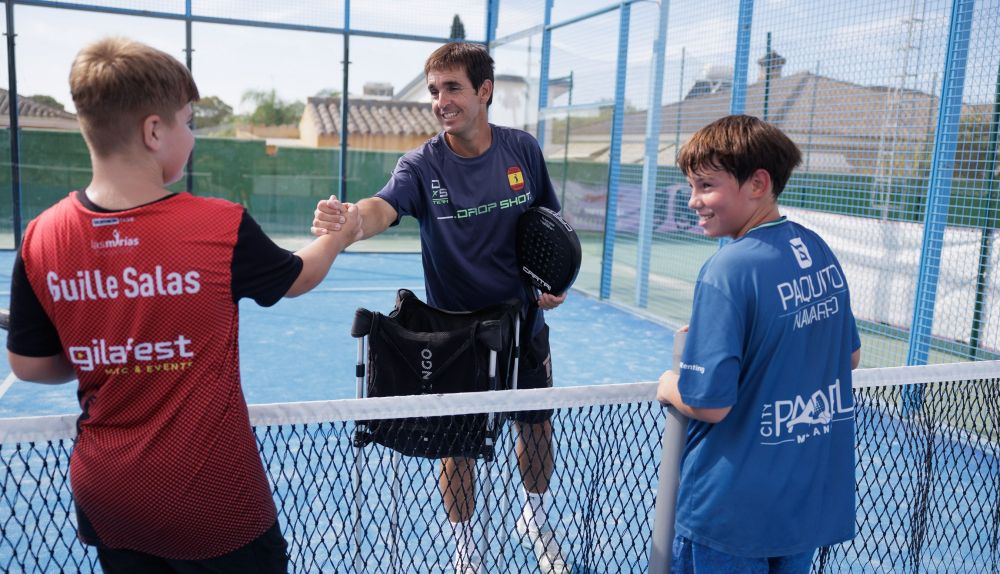 Mauri entrena a niños y niñas en la escuela de pádel.